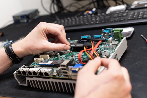 Det döljer sig många komponenter och sladdar under skalet