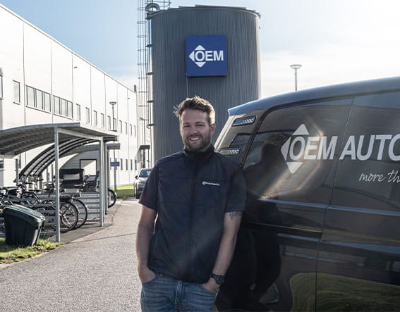 Jonas vid vår eldrivna bil