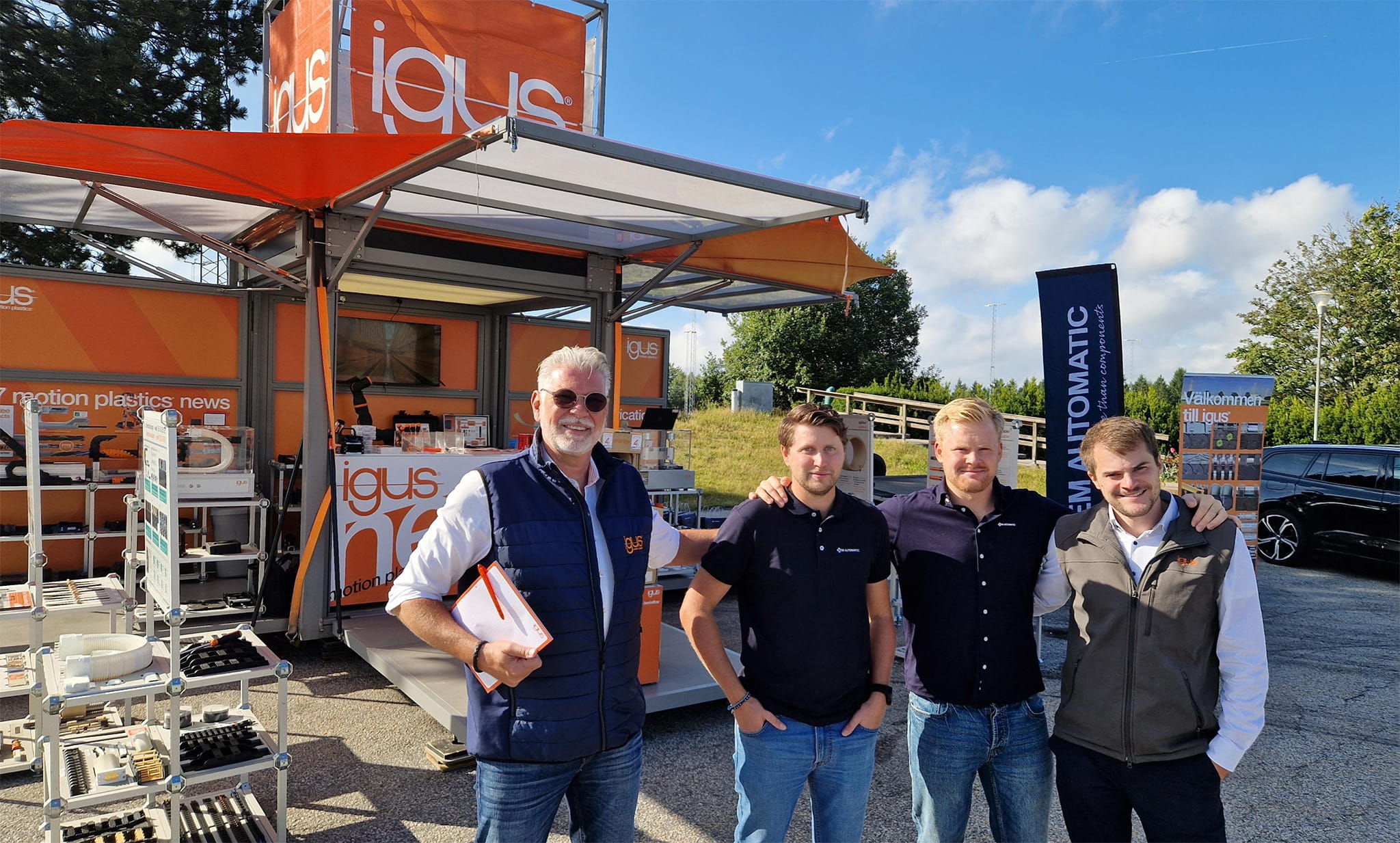Joacim Råsberg och Daniel Fransson (i mitten) från OEM Automatic tillsammans med Ralf Kabus och Thies Böning (på kanterna) från igus – redo att möta kunderna med ett brett sortiment direkt på plats under roadshowen.