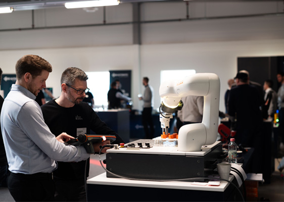 Joacim, Produktansvarig, och cobot från KUKA