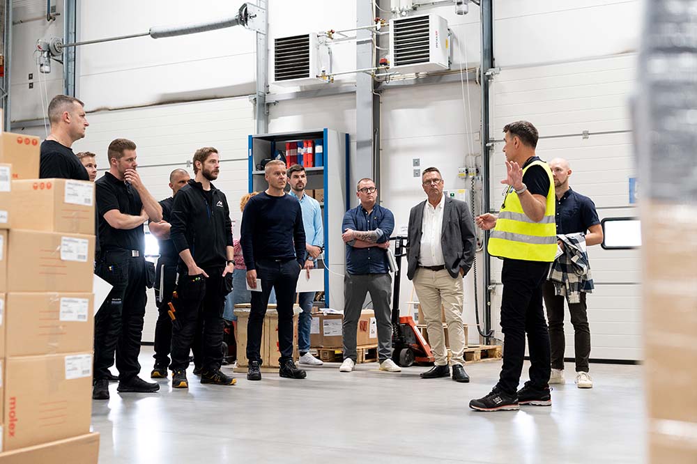 Christer visar runt besökarna på lagret