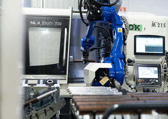 Roboten plockar råmaterial till svarven